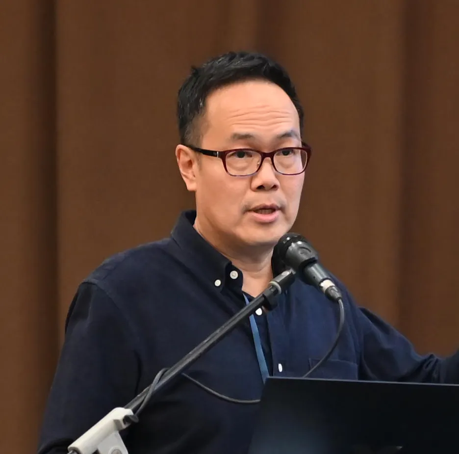 Peter Kua, GrowthPro Asia founder, leading a briefing for business leaders.