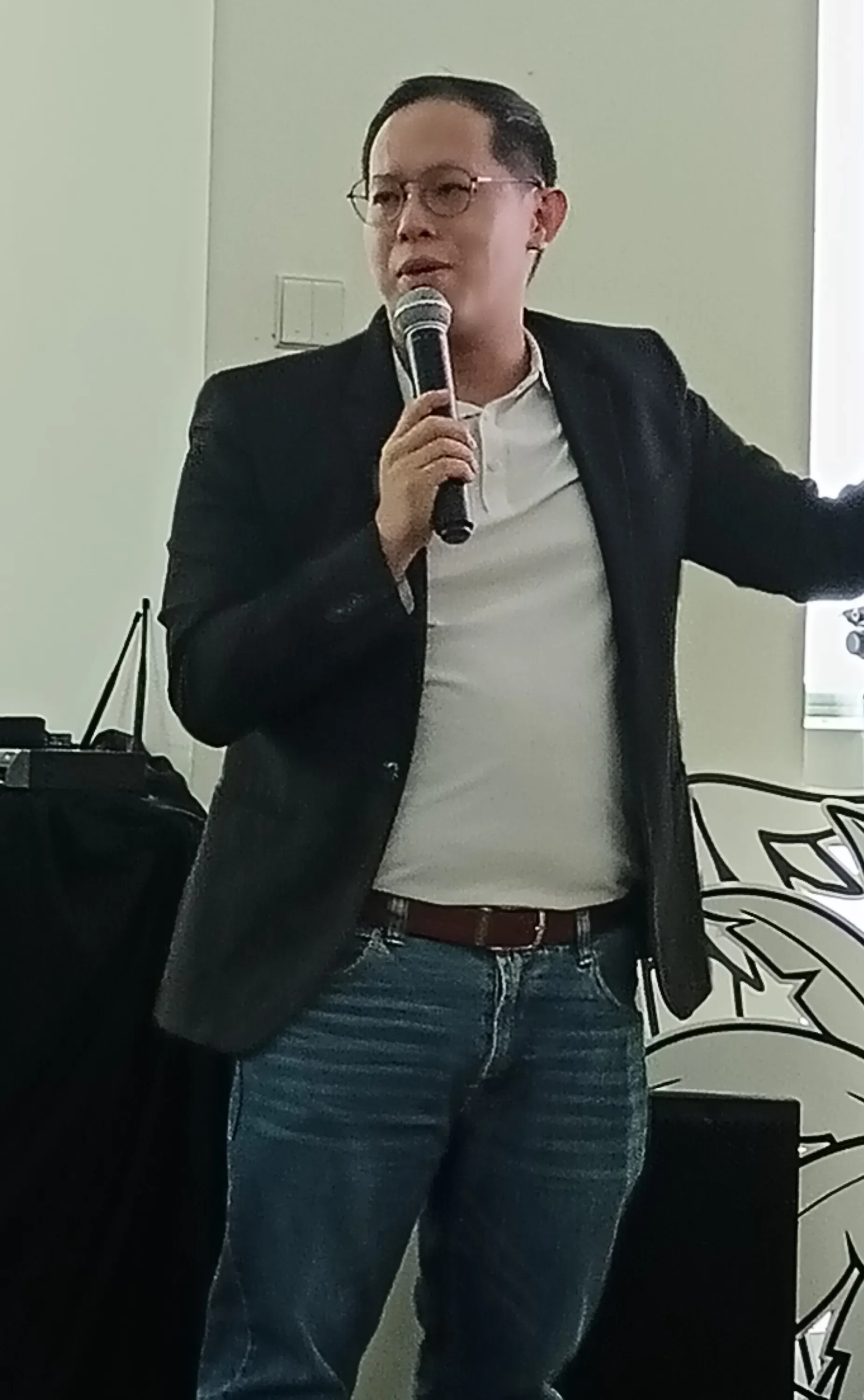 Ng Keng Fai, Lead Trainer at GrowthPro Asia, presenting during an AI session.