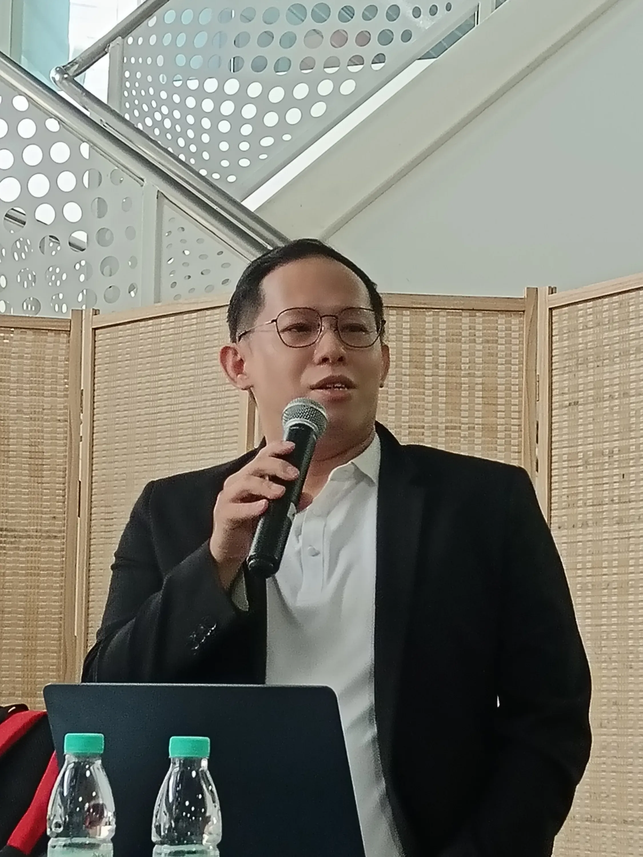 Ng Keng Fai, Lead Trainer at GrowthPro Asia, delivering a corporate AI training session.