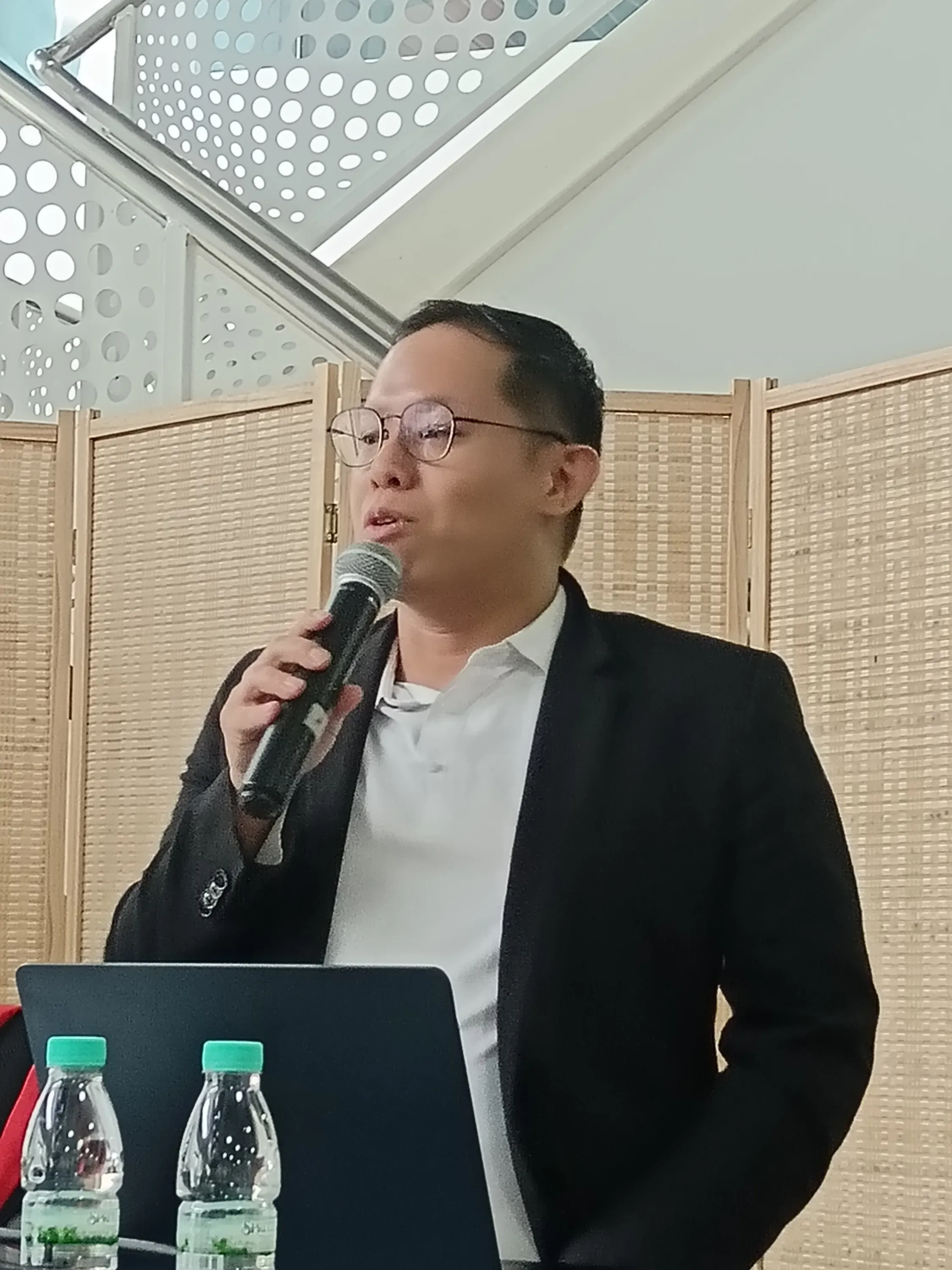 Ng Keng Fai, Lead Trainer at GrowthPro Asia, leading a public AI class.