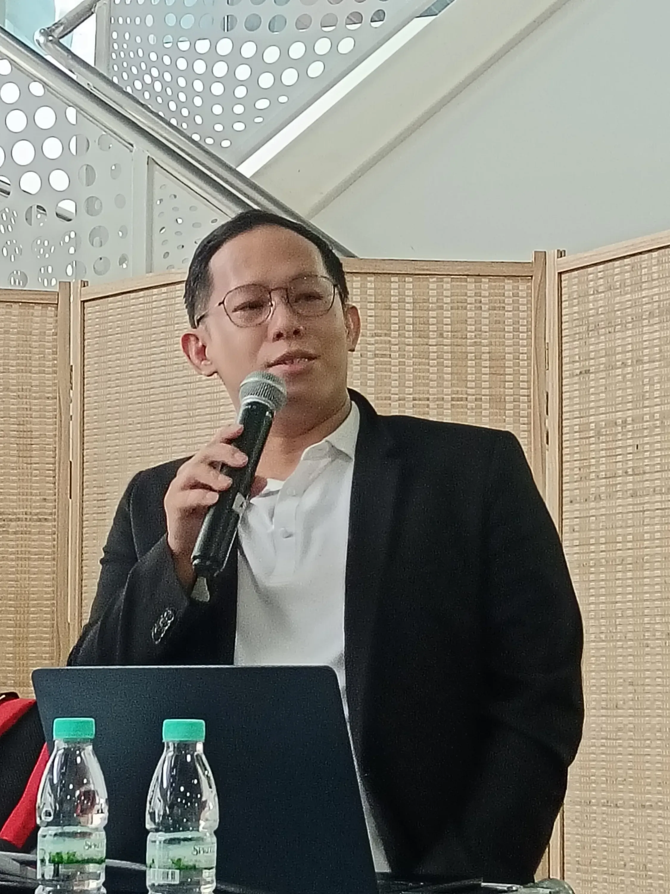 Ng Keng Fai, Lead Trainer at GrowthPro Asia, facilitating the briefing.